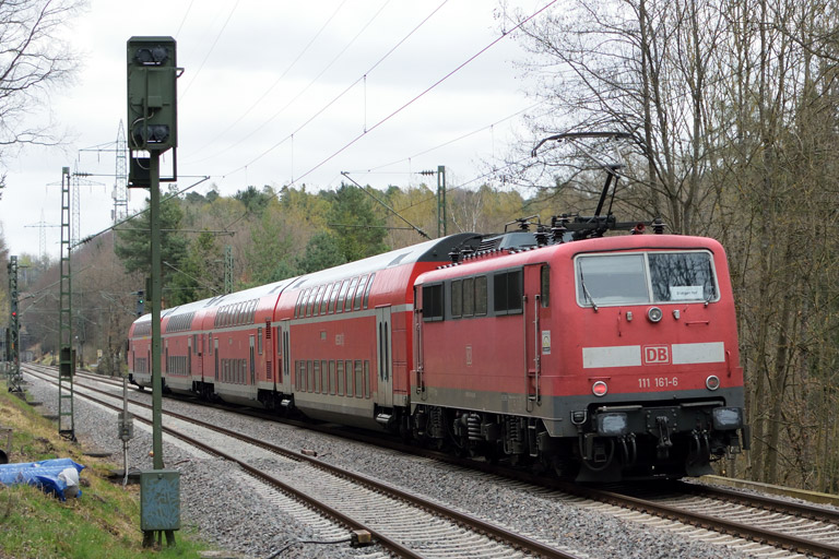 111 161 mit RE 19036 bei km 18,6 (April 2017)