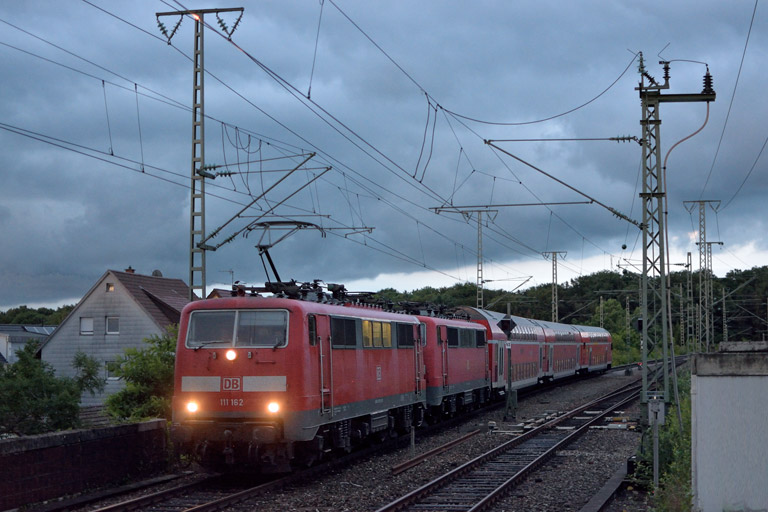 111 162 und 111 120 mit RE 19042 bei km 16,8 (Juli 2017)