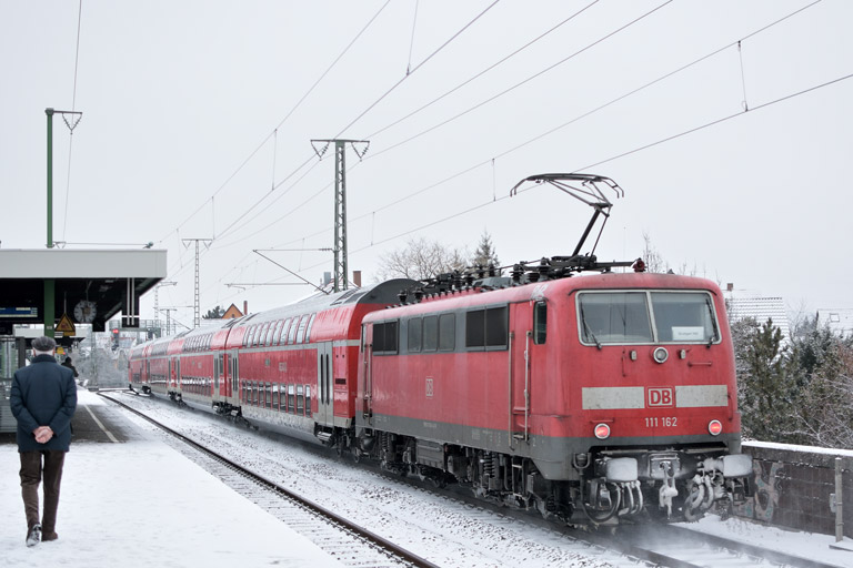 111 162 mit RE 19032 bei km 16,8 (Januar 2017)