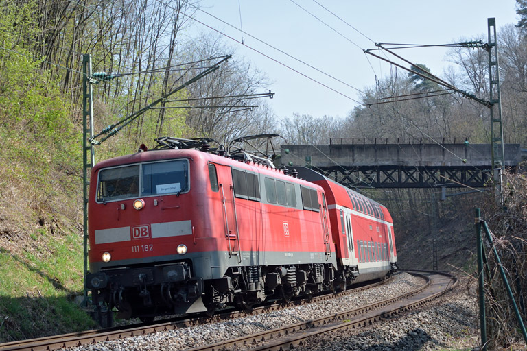 111 162 mit RE 19035 bei km 10,4 (April 2017)
