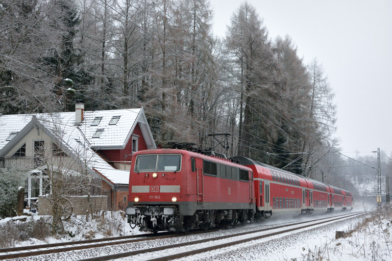 111 162 mit RE 19035 bei km 18,2 (Januar 2017)