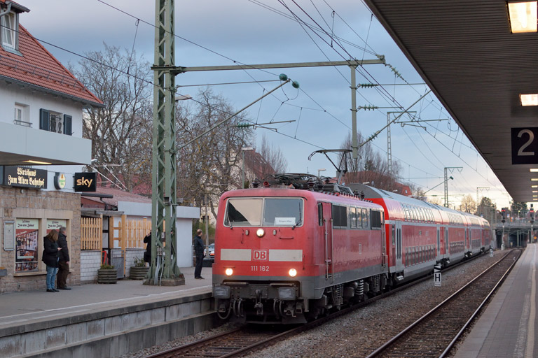 111 162 mit RE 19041 bei km 15,6 (Februar 2017)