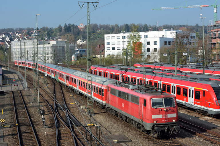 111 162 mit RE 19181 bei km 16,0 (April 2017)