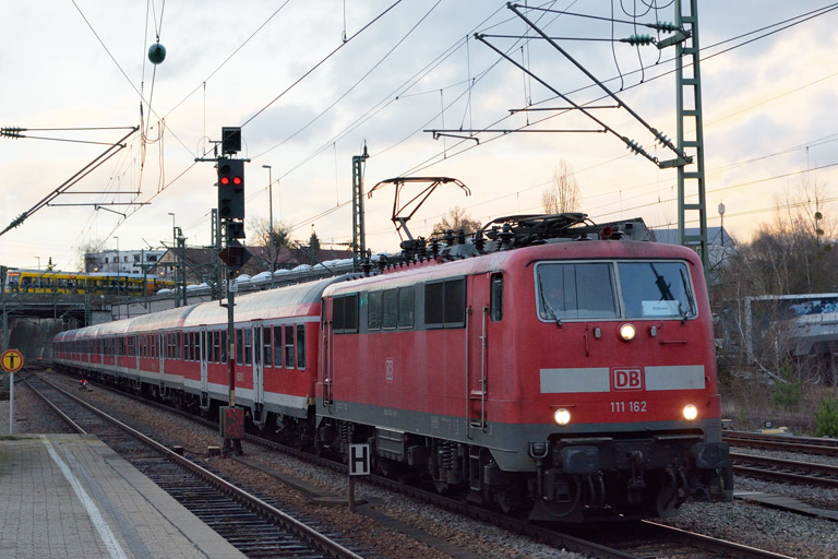 111 162 mit RB 19383 bei km 15,4 (M&auml;rz 2017)