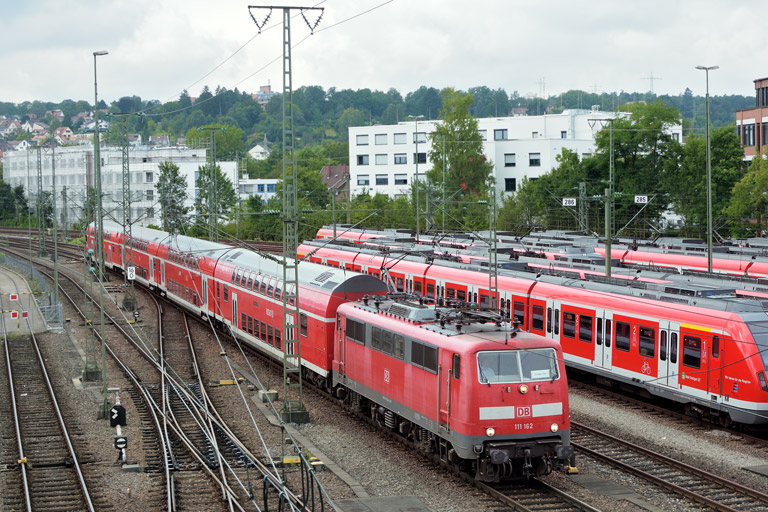 111 162 mit RE 69650 bei km 16,0 (September 2017)
