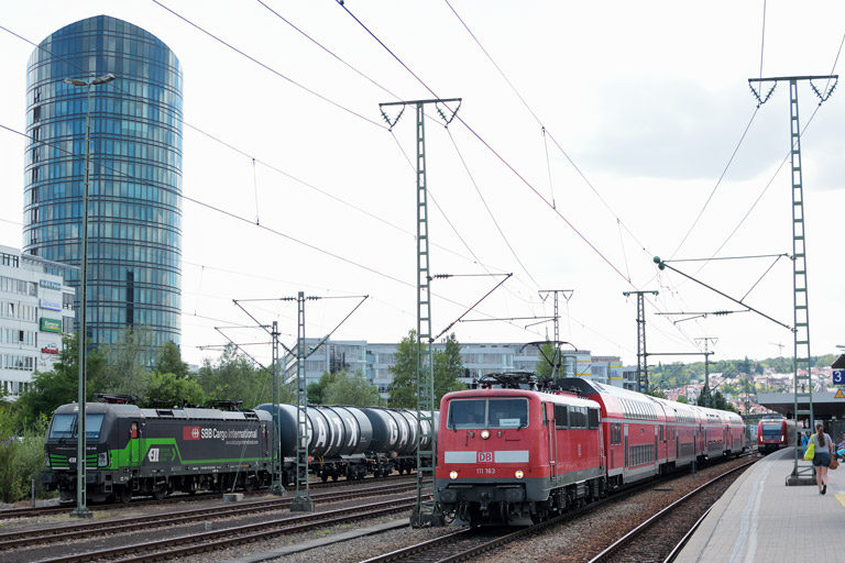 111 163 mit RE 19036 und 193 210 bei km 15,6 (Juli 2017)