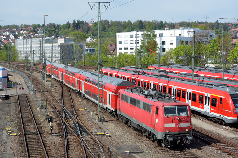 111 164 mit RE 19032 bei km 16,0 (Mai 2017)