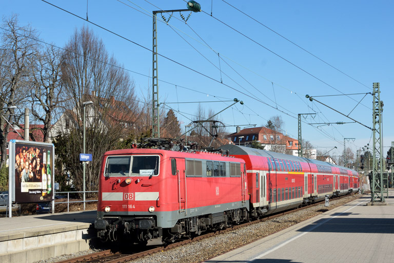 111 164 mit RE 19035 bei km 15,6 (Februar 2017)
