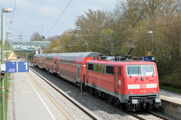 111 164 mit RE 19036 bei km 24,4 (April 2017)