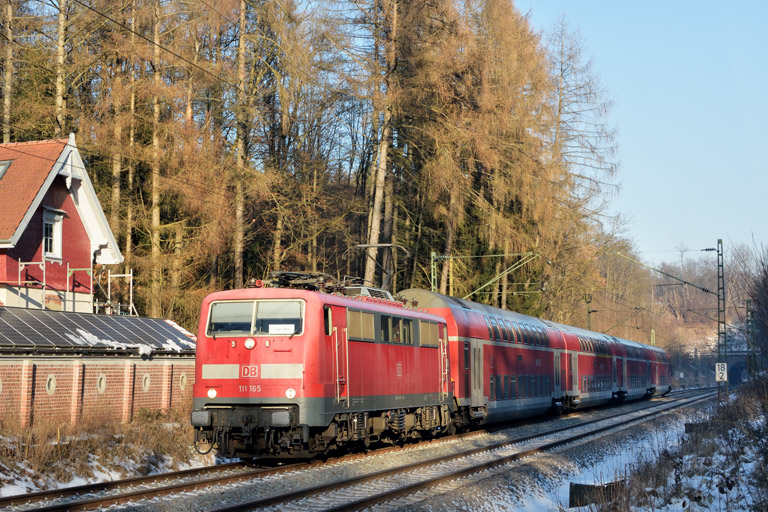 111 165 mit RE 19039 bei km 18,2 (Januar 2017)