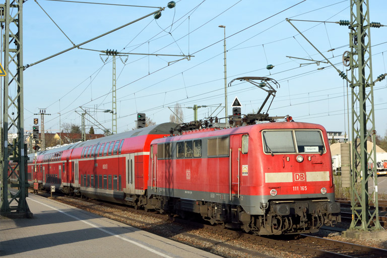 111 165 mit RE 19040 bei km 15,4 (M&auml;rz 2017)