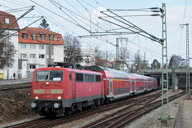111 167 mit RE 19037 bei km 15,4 (Februar 2017)