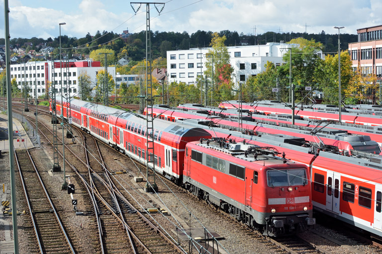 111 168 mit RE 19034 bei km 16,0 (Oktober 2017)