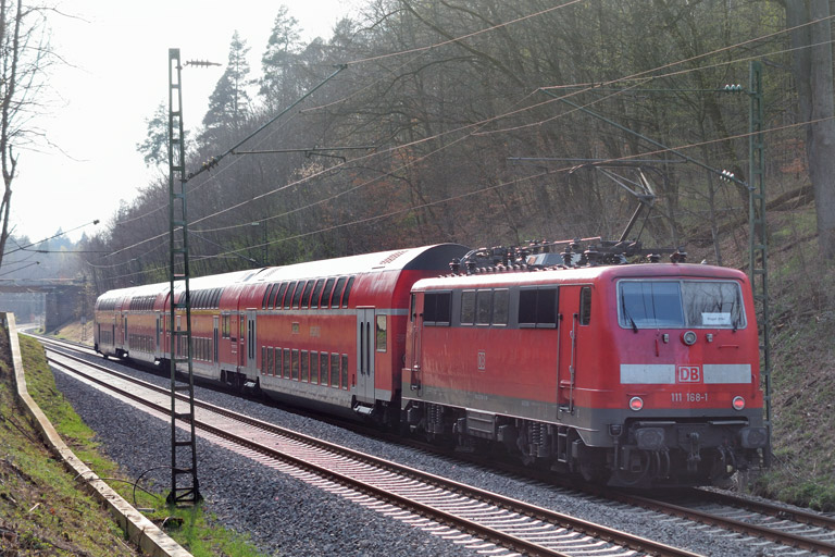111 168 mit RE 19041 bei km 18,8 (April 2017)