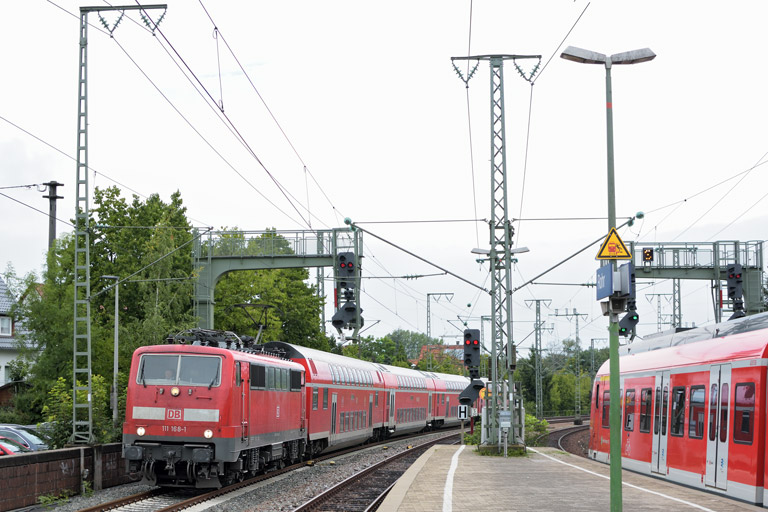 111 168 mit RE 69651 bei km 16,6 (August 2017)