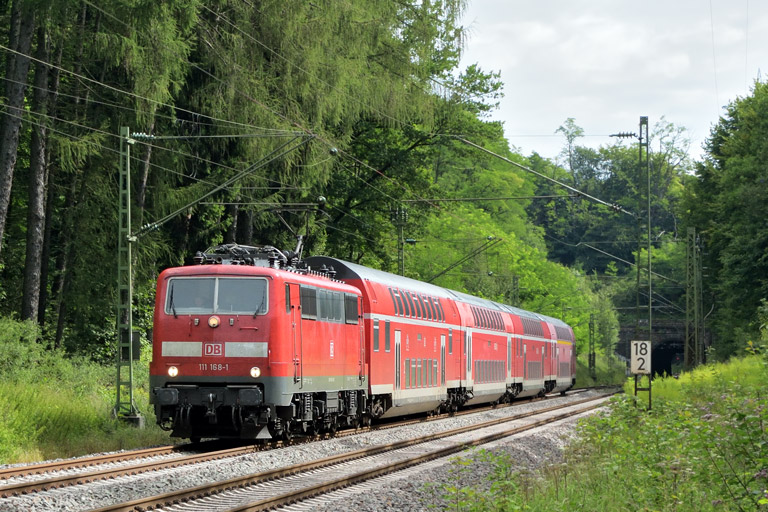 111 168 mit RE 69651 bei km 18,2 (August 2017)