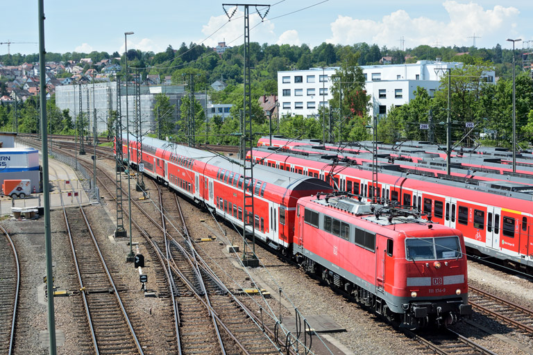 111 174 mit RE 19034 bei km 16,0 (Mai 2017)