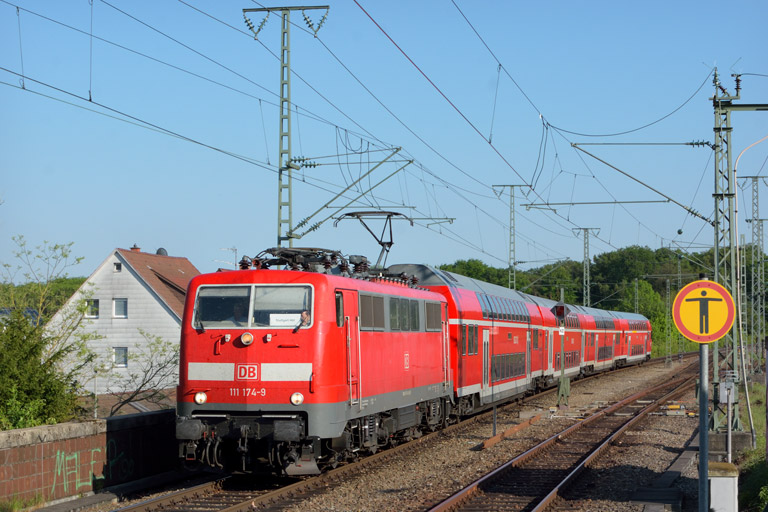 111 174 mit RE 19040 bei km 16,8 (Mai 2017)