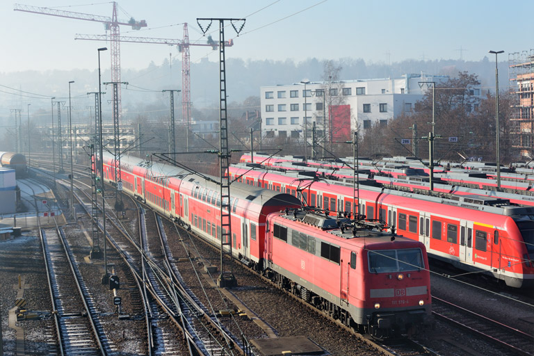 111 176 mit RE 19034 bei km 16,0 (Januar 2017)