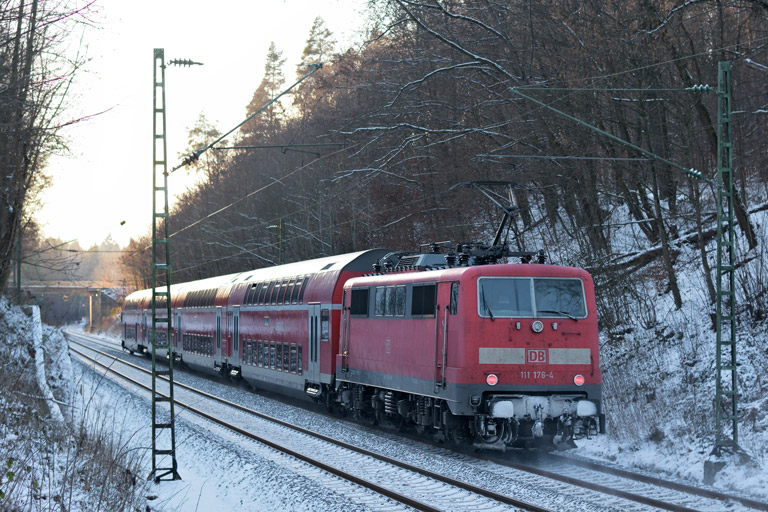 111 176 mit RE 19039 bei km 18,8 (Januar 2017)