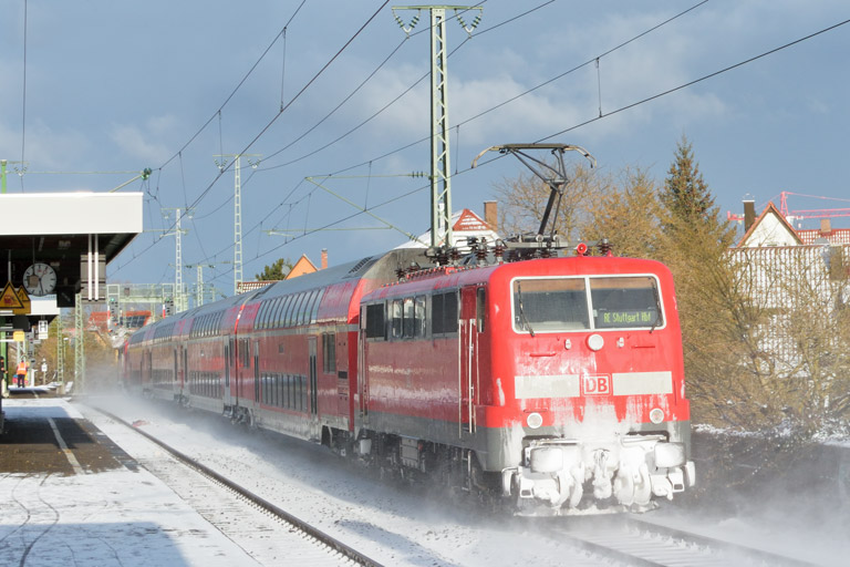 111 189 mit RE 19032 bei km 16,8 (Januar 2017)