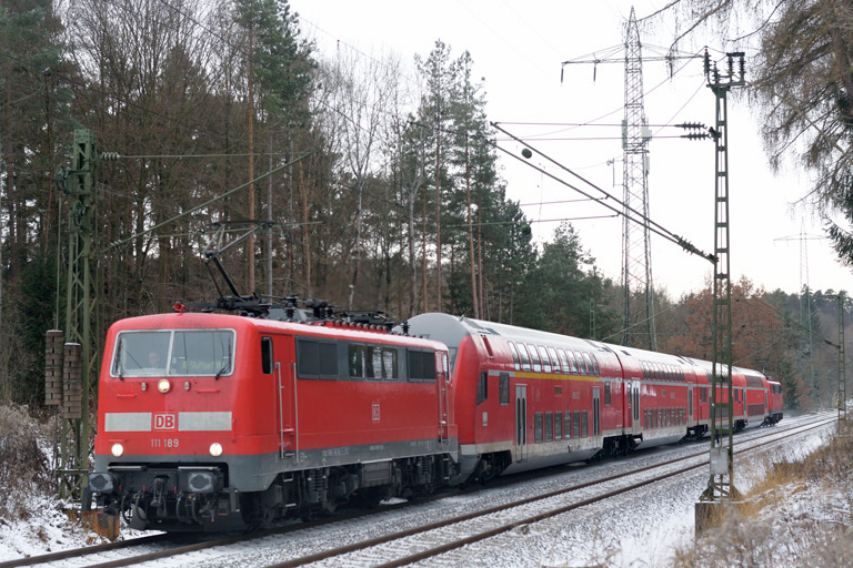 111 189 mit RE 19036 bei km 18,2 (Januar 2017)