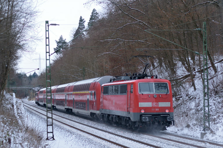 111 189 mit RE 19039 bei km 18,8 (Januar 2017)