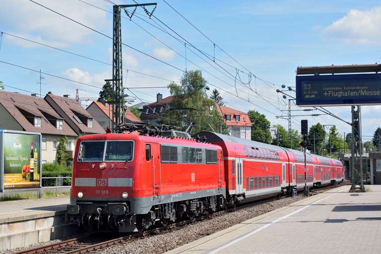 111 189 mit RE 19182 bei km 15,6 (Juni 2017)