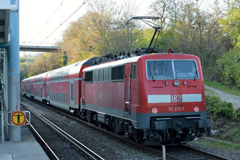 111 212 mit Lr 72904 bei km 15,4 (April 2017)