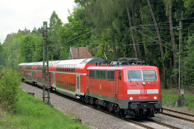 111 212 mit RE 19032 bei km 18,2 (Mai 2017)