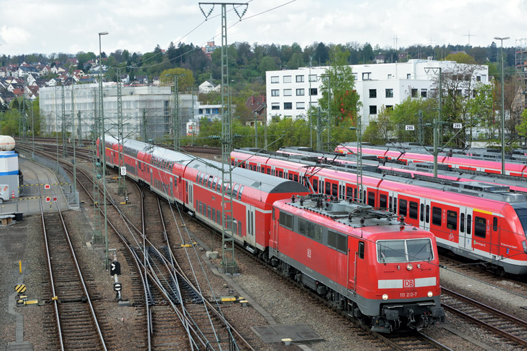 111 212 mit RE 19032 bei km 16,0 (April 2017)