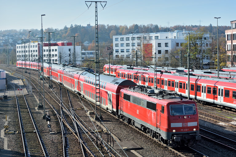 111 212 mit RE 19034 bei km 16,0 (November 2017)