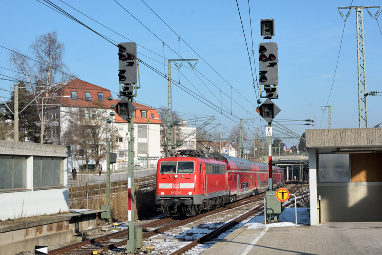 111 212 mit RE 19037 bei km 15,4 (Januar 2017)