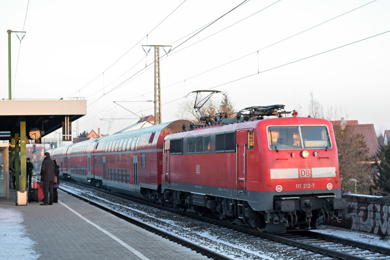 111 212 mit RE 19074 bei km 16,8 (Januar 2017)