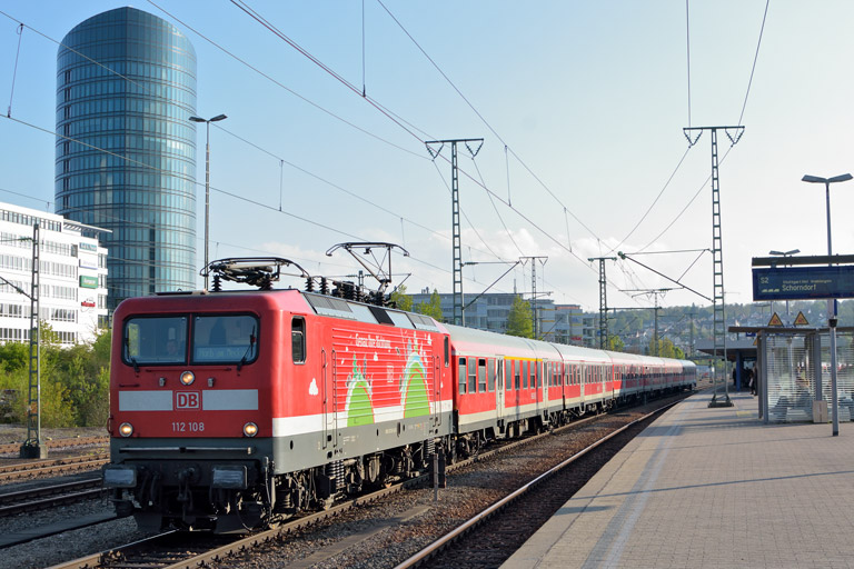 112 108 mit Lr 72904 bei km 15,6 (Mai 2017)