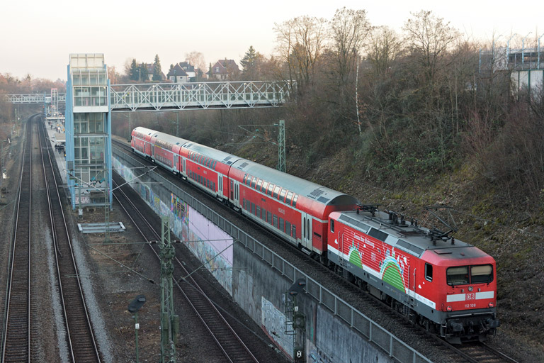 112 108 mit RE 19377 bei km 14,0 (Februar 2017)