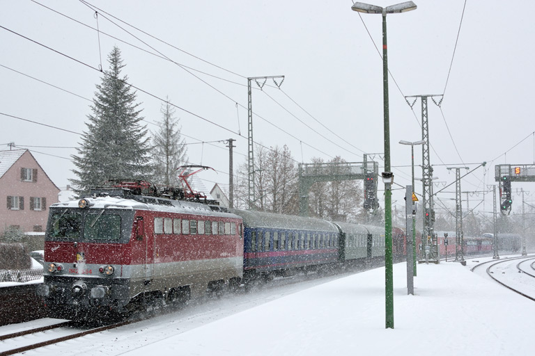1142 654 mit Dlr 1894 bei km 16,8 (Dezember 2017)