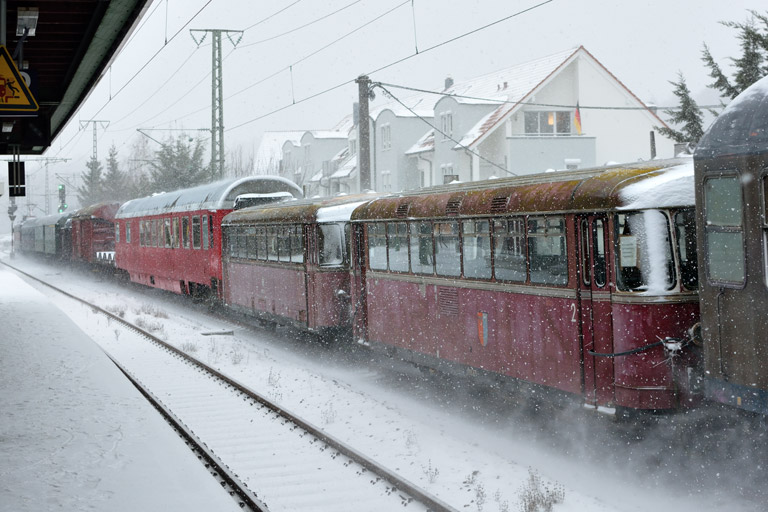 1142 654 mit Dlr 1894 bei km 16,8 (Dezember 2017)