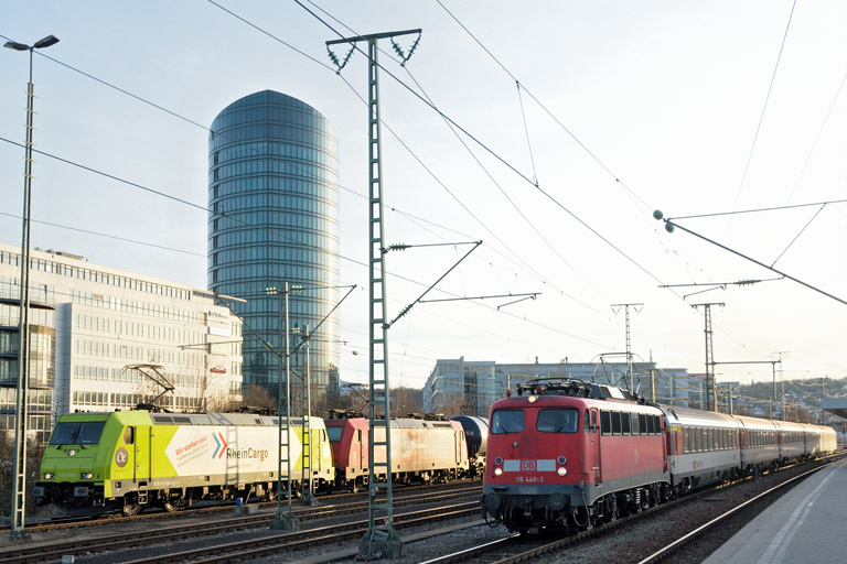 115 448 mit IC 184 und 119 008 und 185 582 bei km 15,6 (Februar 2017)