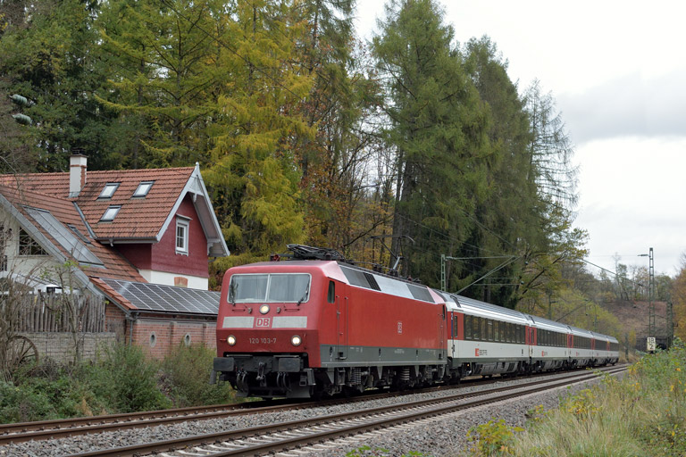 120 103 mit IC 187 bei km 18,2 (Oktober 2017)