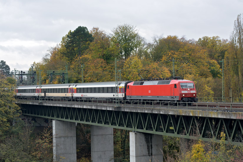 120 103 mit IC 282 bei km 14,6 (Oktober 2017)