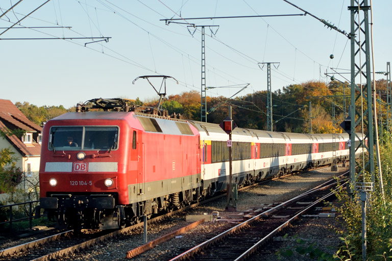 120 104 mit IC 184 bei km 16,8 (Oktober 2017)