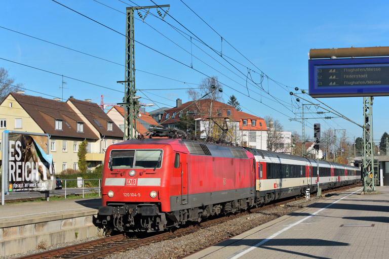 120 104 mit IC 185 bei km 15,6 (November 2017)