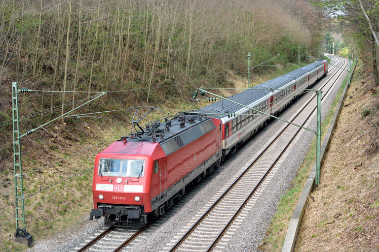 120 111 mit IC 2501 bei km 19,0 (April 2017)