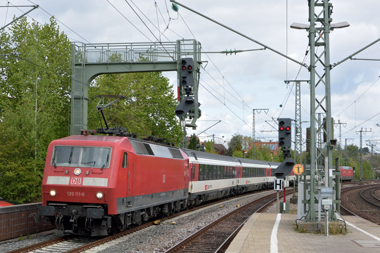 120 111 mit IC 2553 bei km 16,6 (April 2017)