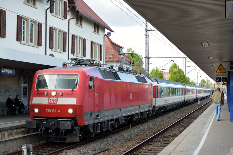120 114 mit IC 283 bei km 15,6 (Mai 2017)