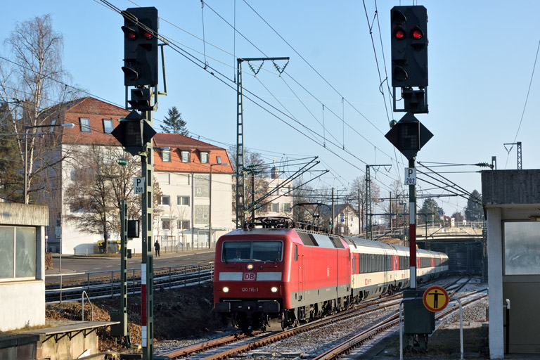 120 115 mit IC 181 bei km 15,4 (Februar 2017)
