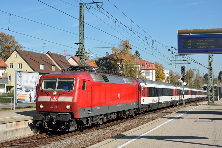 120 115 mit IC 185 bei km 15,6 (Oktober 2017)