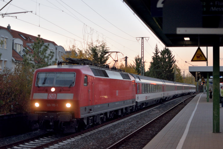 120 115 mit IC 283 bei km 16,8 (Oktober 2017)