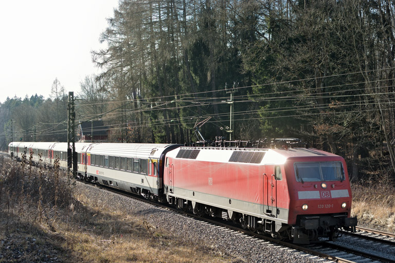 120 120 mit IC 186 bei km 18,2 (Februar 2017)